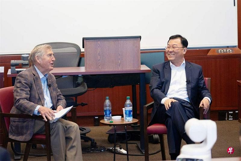 中国驻美大使谢锋（右）当地时间上星期五（4月19日）造访哈佛大学，应邀与该校肯尼迪政府学院创始院长艾利森（左）举行炉边谈话。（取自中国驻美大使馆）