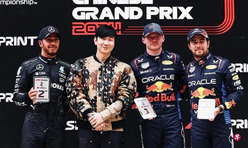 林俊杰（左二）受邀为上海F1颁奖。（取自林俊杰IG）