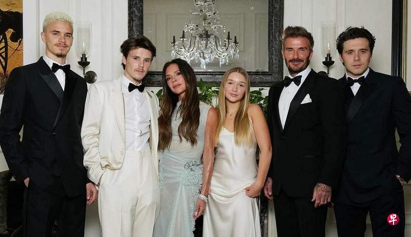 Victoria Beckham贴出的全家福照片不见媳妇Nicola Peltz的踪影。（取自Victoria Beckham IG ）
