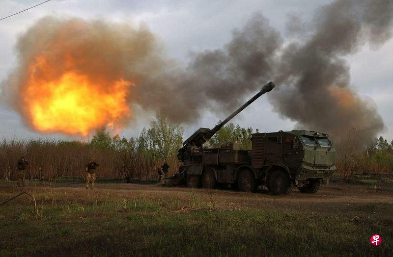 乌克兰军队上星期天（4月21日）在哈尔科夫地区，朝俄罗斯阵地开火。（法新社）