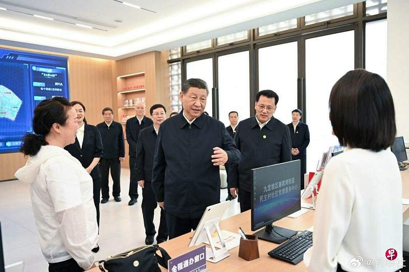 中国国家主席习近平（中）星期一至二在重庆考察调研，期间到访九龙坡区谢家湾街道民主村社区党群服务中心。（新华社微博）