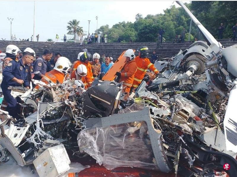 马来西亚两架武装部队直升机星期二（4月23日）在霹雳州红土坎上空相撞后坠毁，10名机组人员全数罹难。事发后，消拯人员前往现场进行拯救及清理工作。（取自马国消拯局脸书）