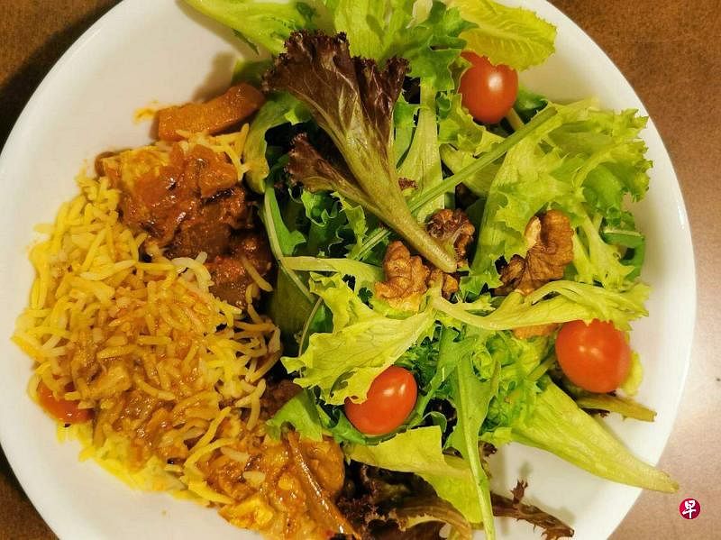 陈言森医生的午餐是鸡胸肉和鱼肉沙拉配印度香米。（受访者提供）