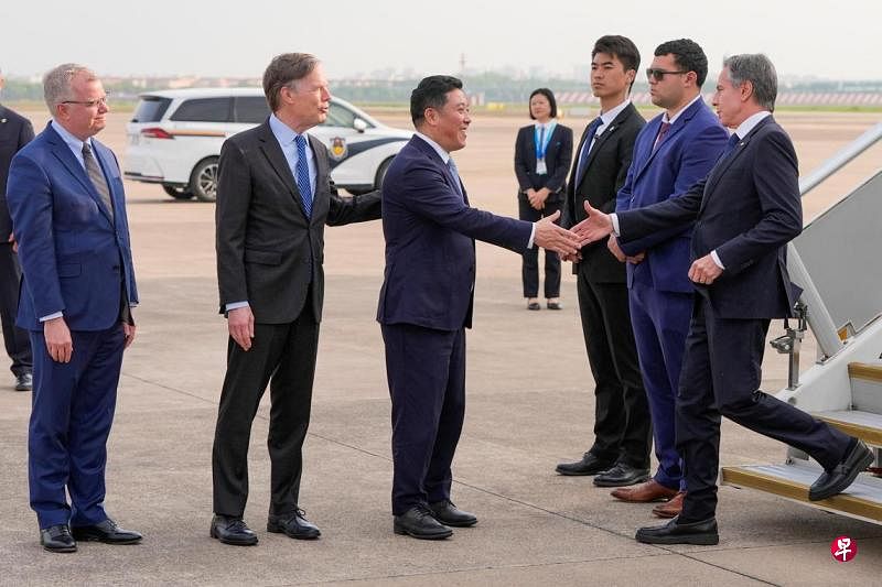 布林肯（右一）星期三下午飞抵上海后，他步下舷梯，受到上海市政府外事办公室主任孔福安（左三）、美国驻中国大使伯恩斯（左二）和美国驻上海总领事王汉（Scott Walker，左一）的迎接。（路透社）