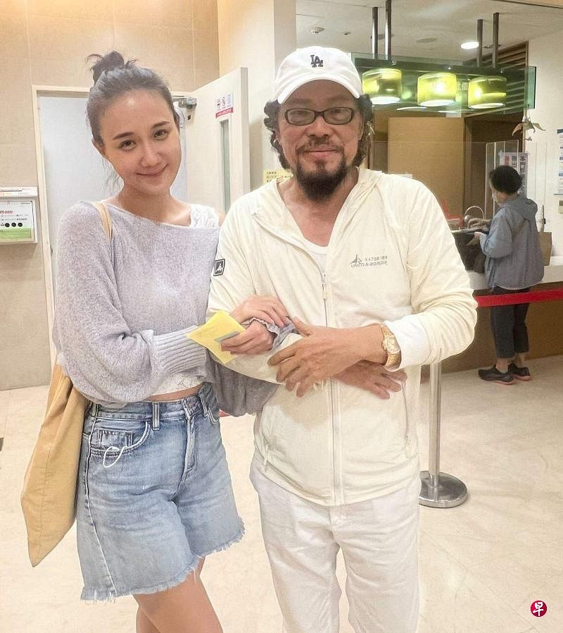 台湾艺人何妤玟（左）在脸书晒出手勾着张菲的合照。（取自艺人脸书）
