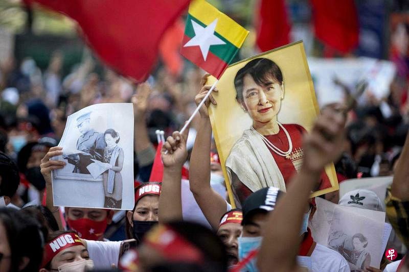 缅甸军方2021年2月1日发动政变，原民选政府领导人翁山淑枝一直被拘留，4月中旬改为居家软禁。（法新社）