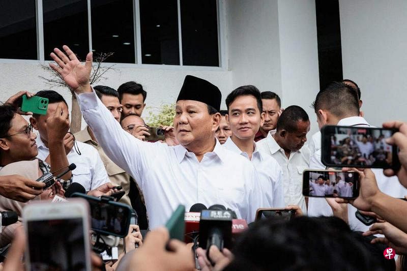 4月24日，印尼当选总统普拉博沃在雅加达向媒体挥手致意。（法新社）