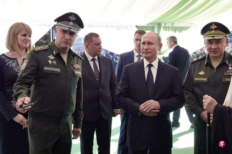 2018年9月19日，俄罗斯国防部副部长伊万诺夫（前排左起）、总统普京和国防部长绍伊古在一次活动上。伊万诺夫于4月24日因严重受贿被捕。（法新社）