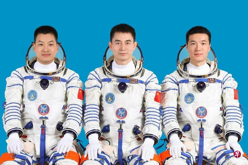 中国神舟十八号航天员乘组由叶光富（中）、李聪（右）、李广苏（左）3名航天员组成。（新华社）