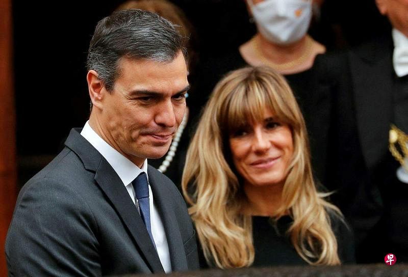 2020年10月，西班牙首相桑切斯（左）和妻子戈麦斯（右）在梵蒂冈会见教皇方济各。（路透社）