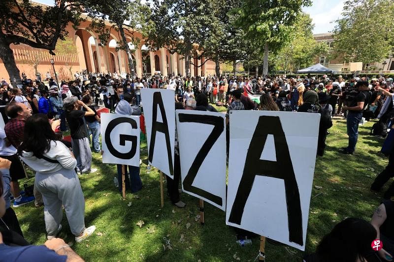 美国南加州大学星期三（4月24日）举行声援巴勒斯坦的示威活动，警方逮捕93名示威者，学校随后宣布暂时关闭校园。 （路透社）