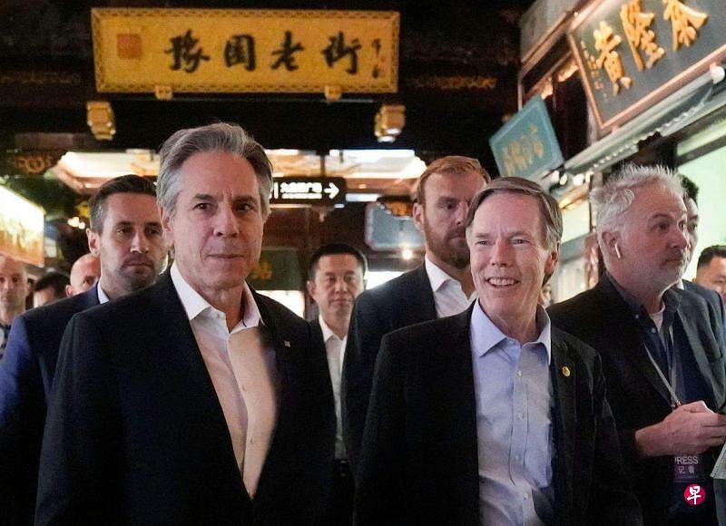 美国国务卿布林肯（左）星期三在美驻华大使伯恩斯（左二）的陪同下，到上海著名景点豫园参观，两人脸上都带着微笑。（法新社）