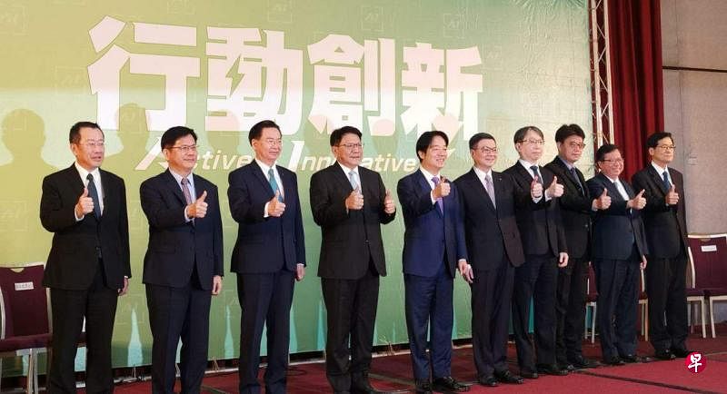 台湾候任总统赖清德（左五）星期四（4月25日）公布国安首长核心团队。左起为顾立雄、林佳龙、吴钊燮、潘孟安、卓荣泰、蔡明彦、邱垂正、郑文灿和严德发。（温伟中摄）