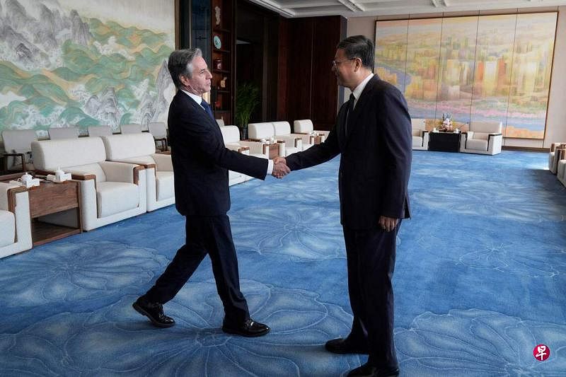 正在中国访问的美国国务卿布林肯（左）星期四上午与中共上海市委书记陈吉宁（右）会面。（法新社）