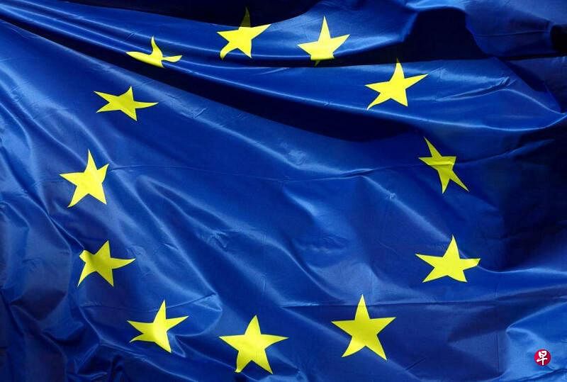 欧盟首次根据《外国补贴条例》对中国监控设备制造商同方威视在欧办公室展开突袭检查。图为欧盟旗帜在比利时布鲁塞尔欧盟总部外飘扬。（路透社）