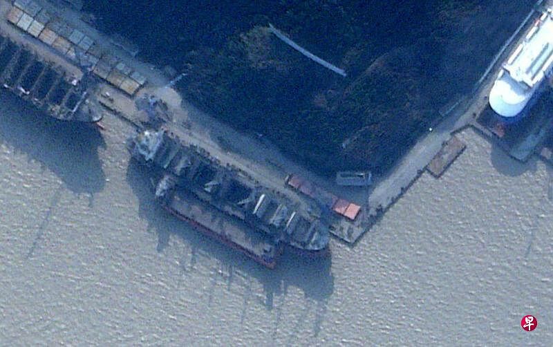 卫星图像显示，今年2月11日，俄罗斯货船安加拉号停靠在中国舟山市鑫亚船舶修造公司码头的一艘体积更大的船只旁边。（路透社）
