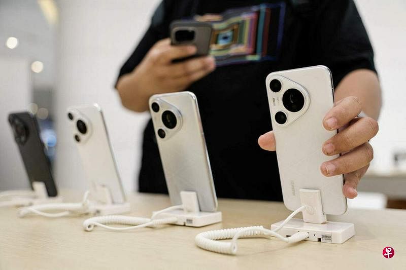 一名消费者4月18日在北京的华为旗舰店内查看该品牌最新推出的Pura 70系列智能手机。（路透社）