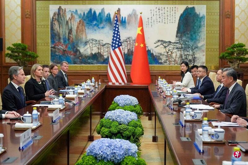 美国国务卿布林肯（左一）一行星期五（4月26日）在北京钓鱼台国宾馆与中共政治局委员、中国外长王毅（右一）等举行会谈。（法新社）