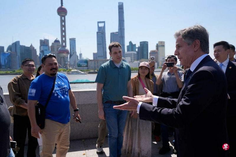 美国国务卿布林肯（右一）星期四（4月25日）到上海外滩游览时，和在场的美国游客交谈。（法新社）