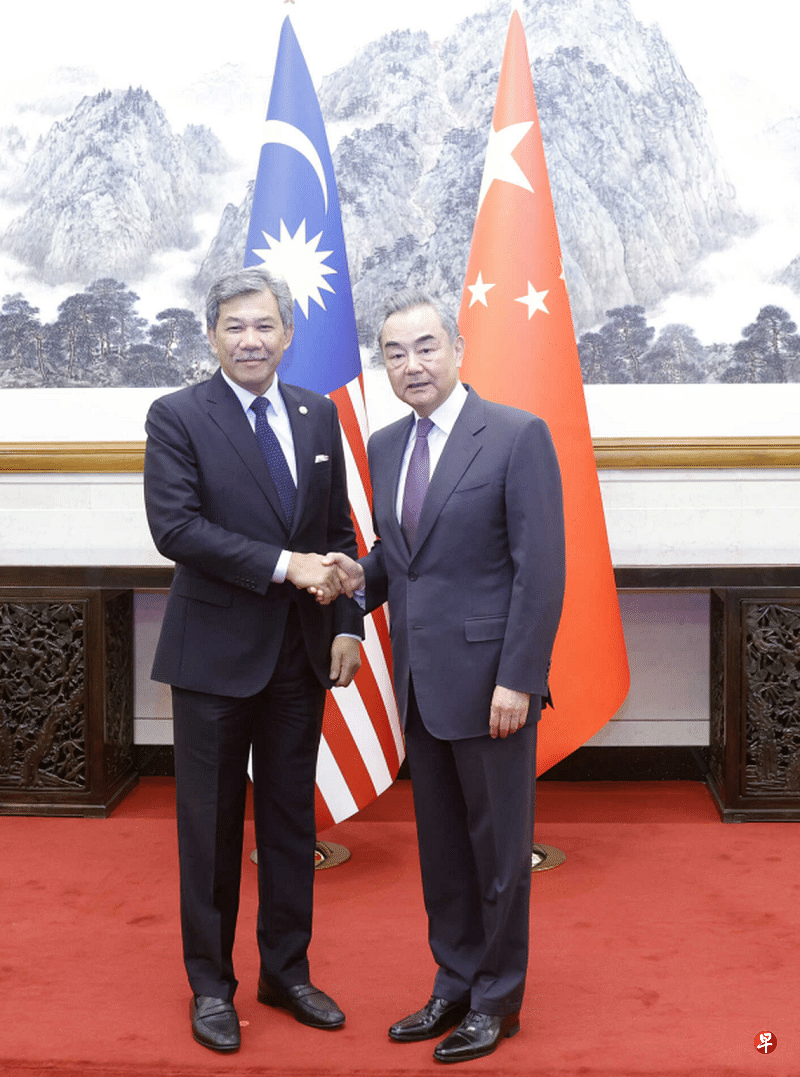 中国外交部长王毅（左）会见访华的马来西亚外长莫哈末哈山（右）。（中国外交部网站）