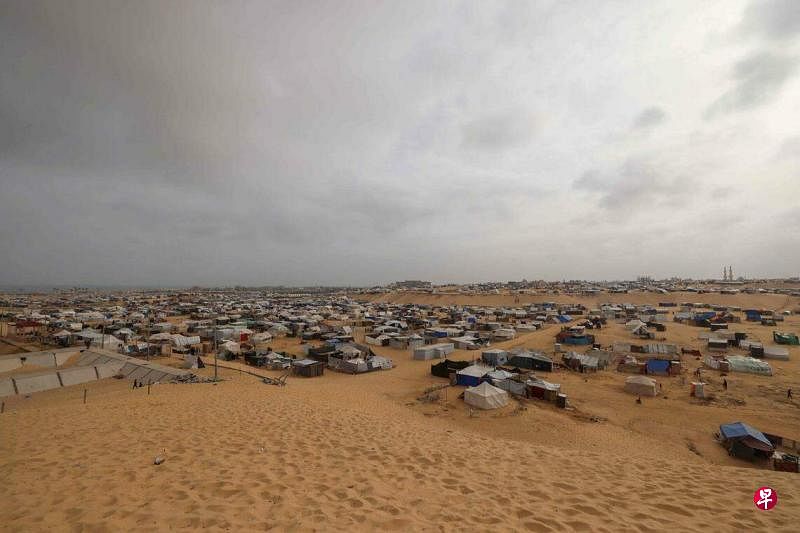 加沙地带大量平民因战火流离失所。图为南部城市拉法的难民营。（法新社）