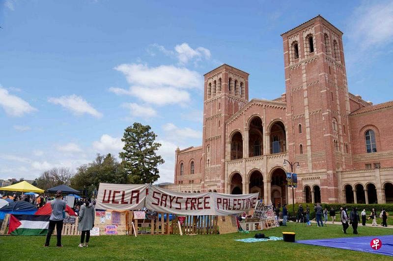 4月25日，亲巴勒斯坦示威者在加州大学洛杉矶分校扎营，举布条要求“解放巴勒斯坦”。（法新社）
