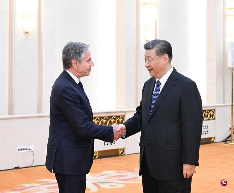 时隔10个月再度访华的美国国务卿布林肯（左）星期五（4月26日）下午在北京人民大会堂与中国国家主席习近平会面。（新华社）