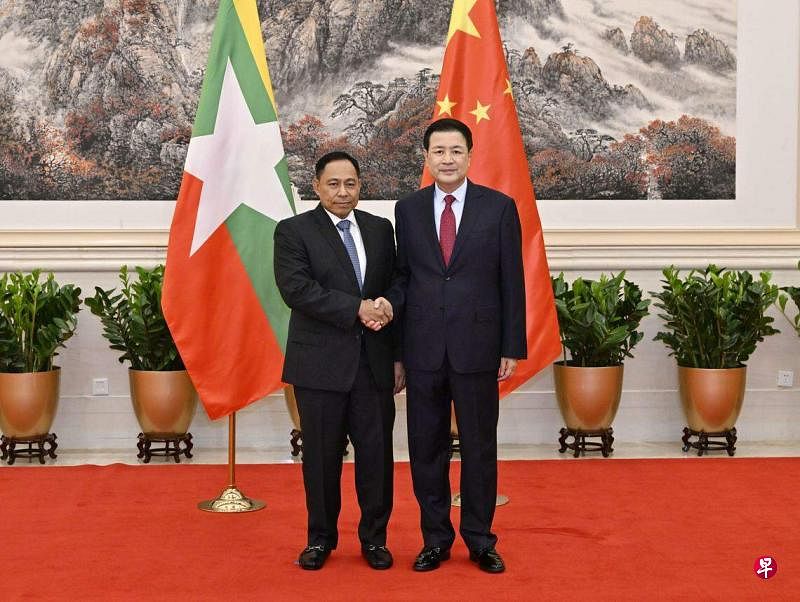 中国国务委员、公安部部长王小洪（右）星期四（4月25日）在北京会见缅甸内政部部长雅毕（左）。（新华社）