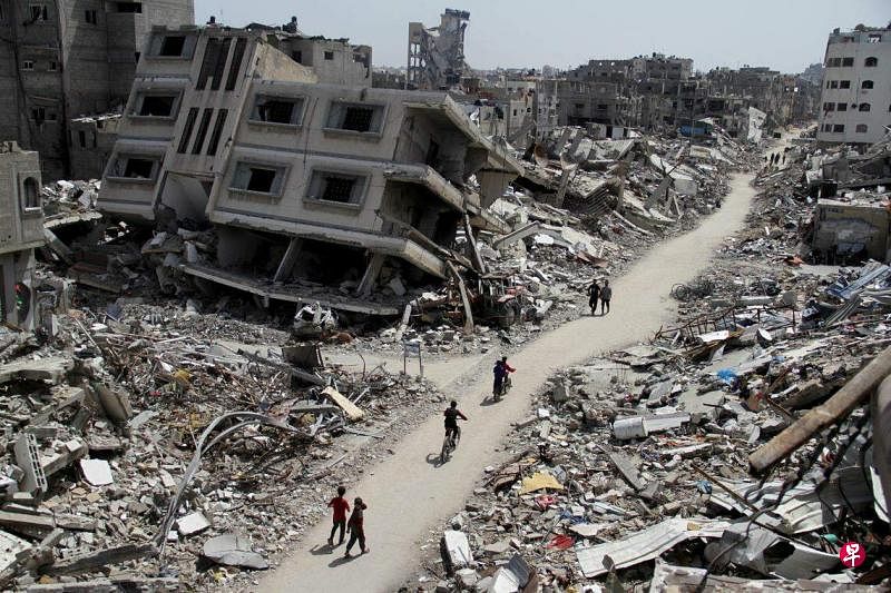 联合国地雷行动司高级官员洛德哈马尔说，在受冲突影响的加沙地带，每平方米都包含约200公斤的瓦砾。（路透社）