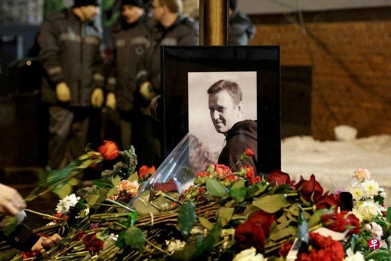 3月1日，在俄罗斯莫斯科，民众献花哀悼已故的反对派领袖纳瓦尔尼。（路透社）