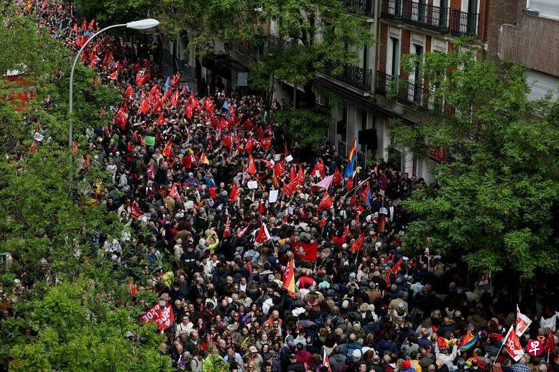 4月27日，西班牙首相桑切斯所属的工人社会党（PSOE）总部外，聚集了大批支持者，呼吁首相留任。（路透社）
