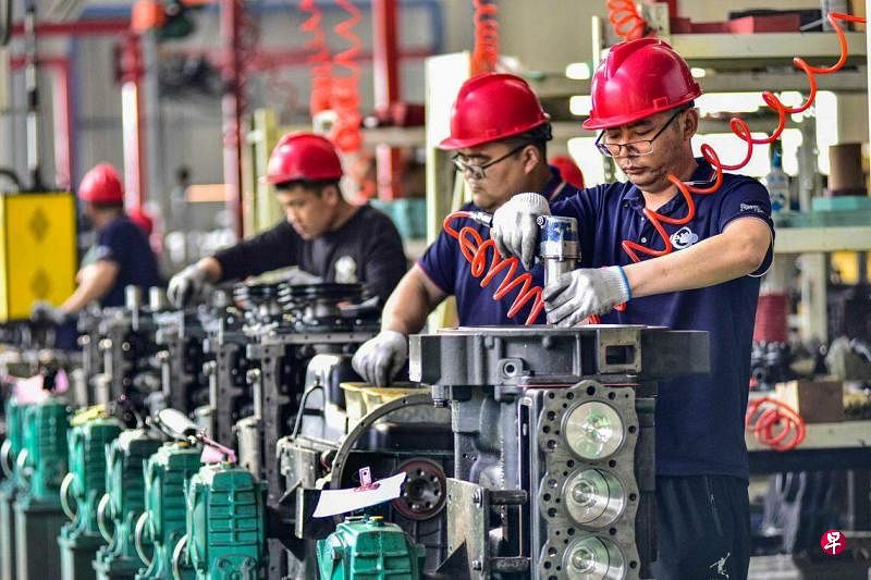 中国3月全国规模以上工业企业实现利润同比下降3.5%。图为员工4月16日在中国山东省青州市一家发动机制造厂的发动机装配线上工作。（法新社）