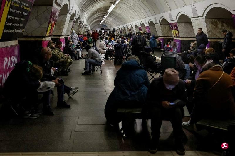 4月27日，在乌克兰基辅，民众在俄罗斯发动空袭期间躲到地铁站避难。（路透社）