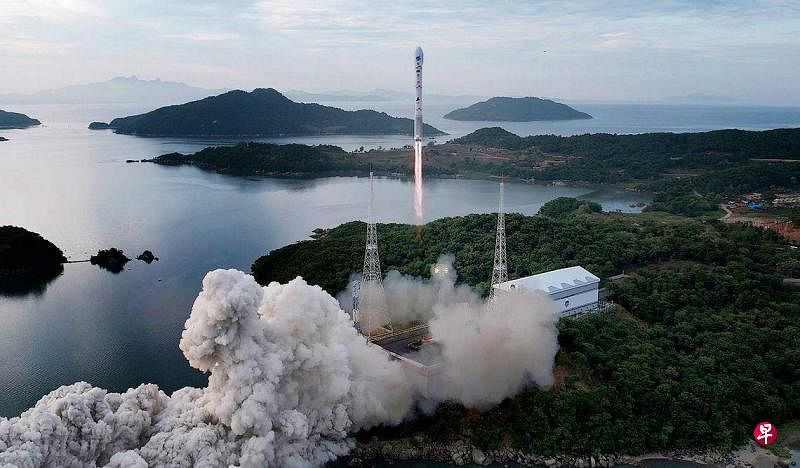 2023年5月，朝鲜“千里马-1”型新型卫星运载火箭搭载“万里镜-1”号军事侦察卫星，在西海卫星发射场发射升空。运载火箭起初飞行正常，但在火箭第一级分离后，第二级发动机失灵并丧失推进力，坠入朝鲜西部海域。（法新社）