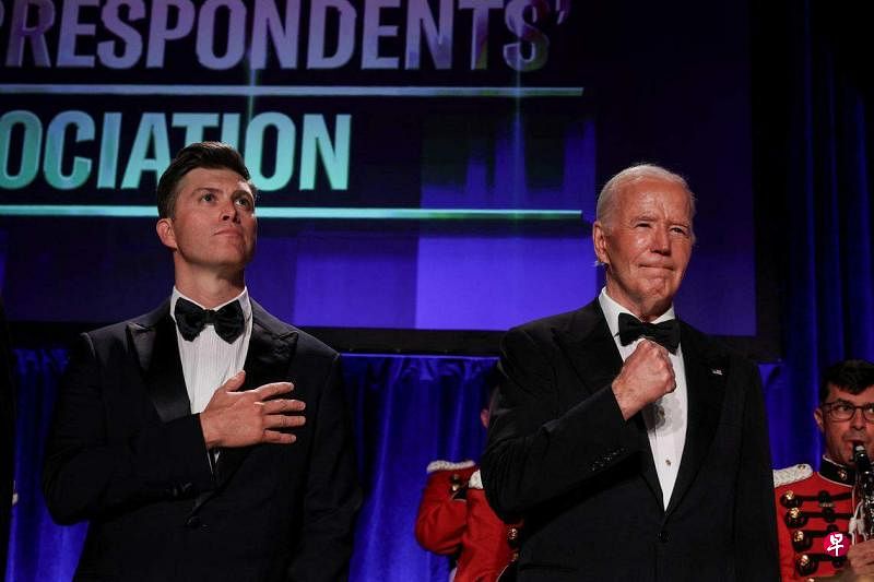 4月27日，美国总统拜登（右）在白宫记者晚宴上斥责了特朗普的不成熟，取笑自己的高龄，并向华盛顿记者团发起挑战。（路透社）