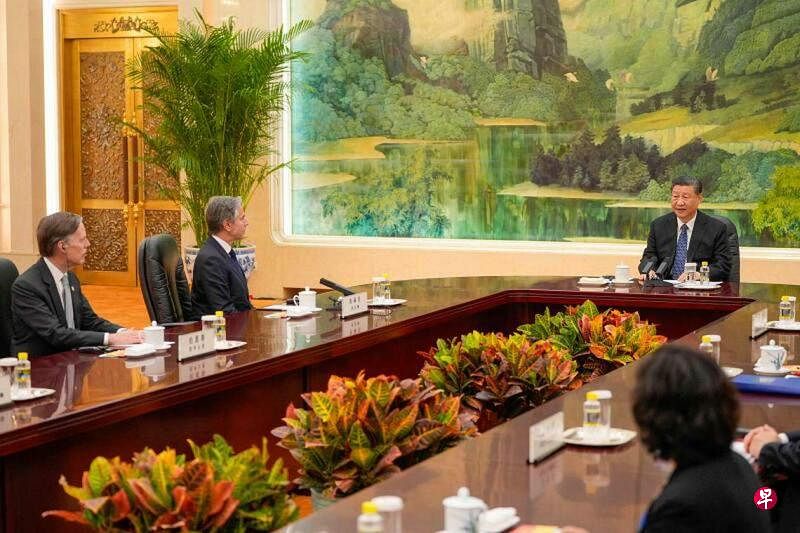 中国国家主席习近平与美国国务卿布林肯（左二）4月26日在北京人民大会堂福建厅会面，摆放在会见桌中央的植物为寓意“变幻莫测”的变叶木。（法新社）