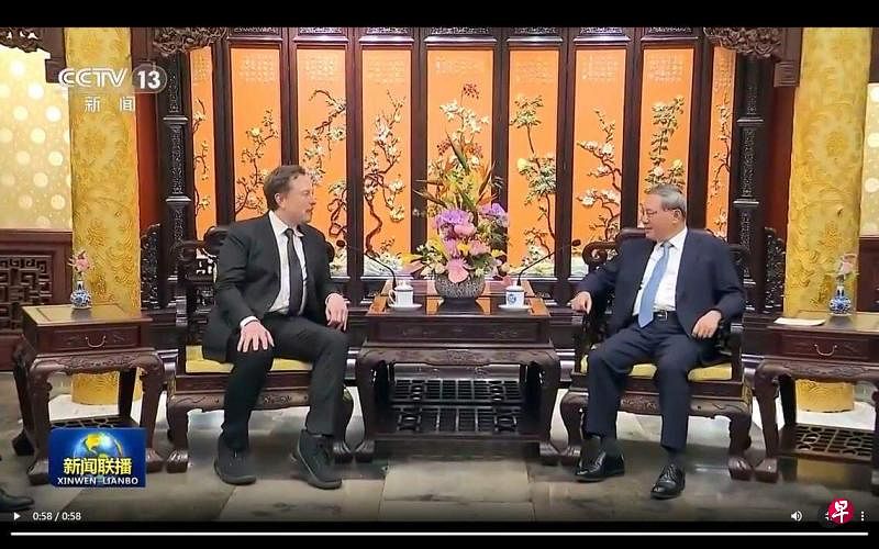 中国总理李强（右）星期天（4月28日）会见到访的美国电动车巨企特斯拉首席执行官马斯克（左）。（中国央视新闻联播视频截图）