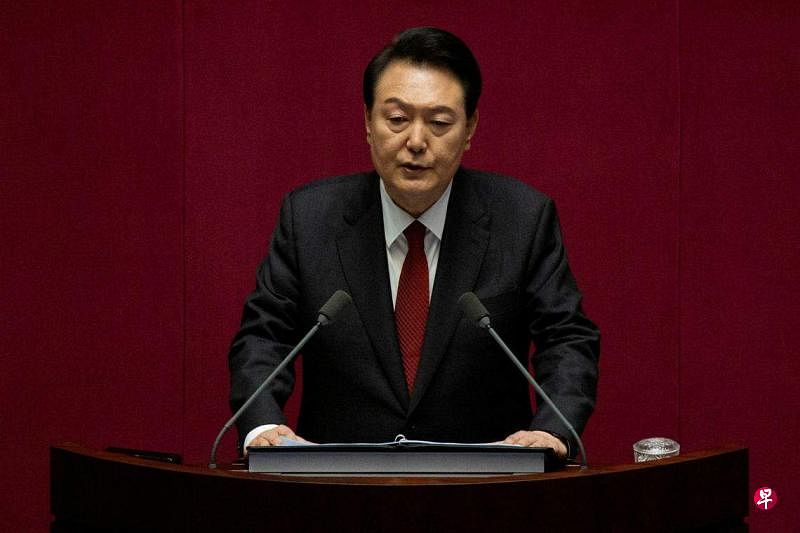 韩国总统尹锡悦的民调支持率持续下滑，许多民众对他的执政表现不满。韩媒呼吁，尹锡悦必须改变政府的施政风格，变得更开放、更包容，听取民意的工作要革新。（路透社）