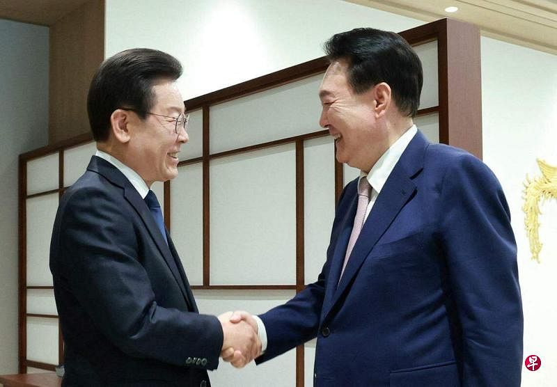 4月29日，韩国总统尹锡悦（右）在总统府会见共同民主党党首李在明。这是尹锡悦就职总统以来首次与李在明会谈。（路透社）