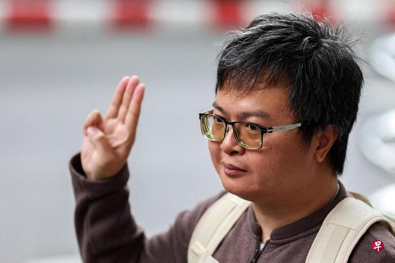 阿农是泰国知名人权律师。去年9月26日，他因涉嫌侮辱王室出庭面控，在开庭前竖起三根手指致意。（路透社）