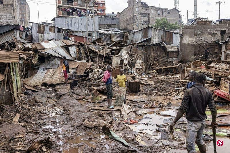 肯尼亚暴雨已持续多日。4月25日的照片显示，首都内罗毕一处地区的房屋已被暴雨摧毁，居民站在废墟中。（彭博社）
