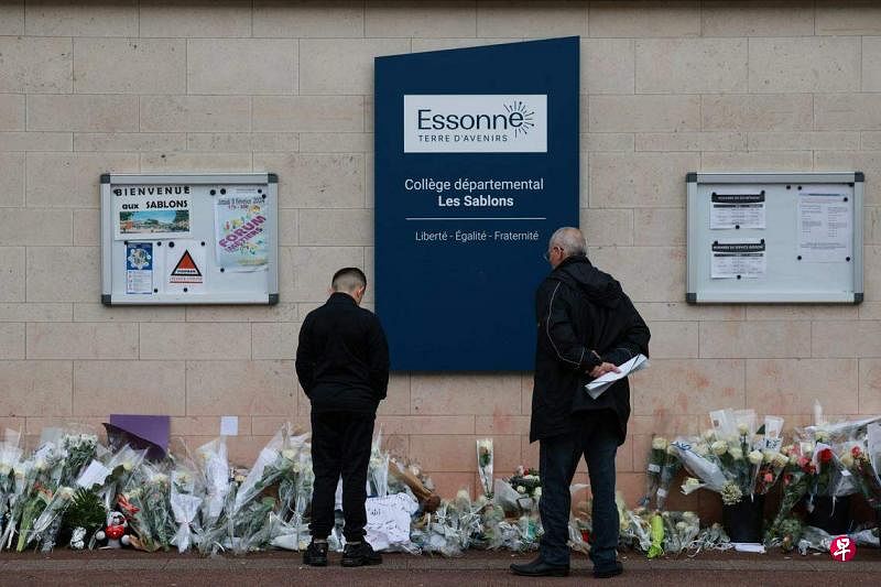 4月5日，15岁的法国少年沙姆塞丁在学校外被群殴致死。民众在事发校园外献花悼念。（法新社）