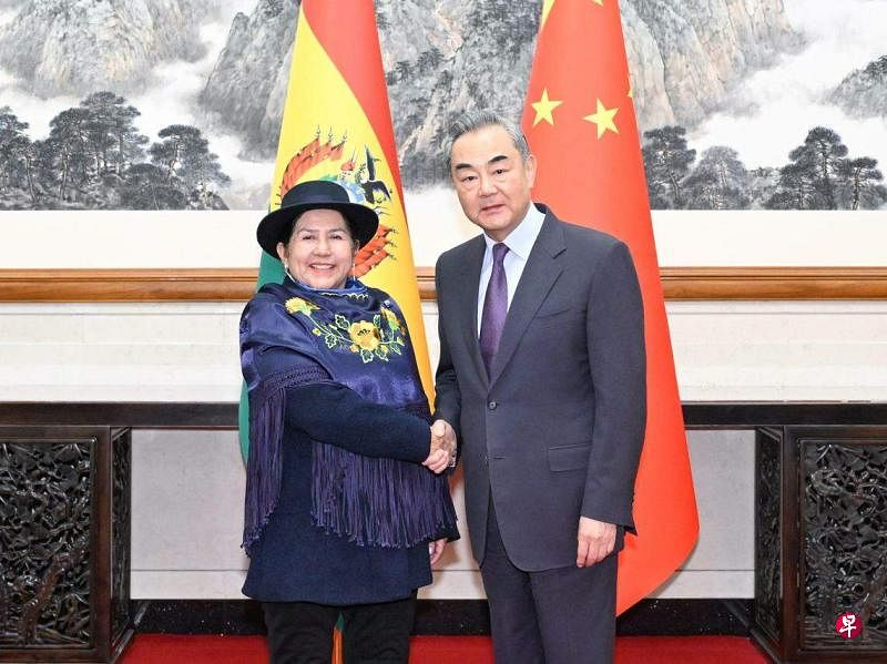 中共政治局委员、中国外交部长王毅（右）星期天（4月28日）在北京同玻利维亚外长索萨（左）举行会谈前握手致意。（新华社）