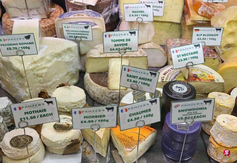伦敦一家熟食店售卖各种各样的欧洲乳酪。（路透社）