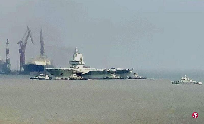 网传中国第三艘航空母舰福建舰在星期一（4月29日）驶离上海江南造船厂的泊位。（社交平台X）
