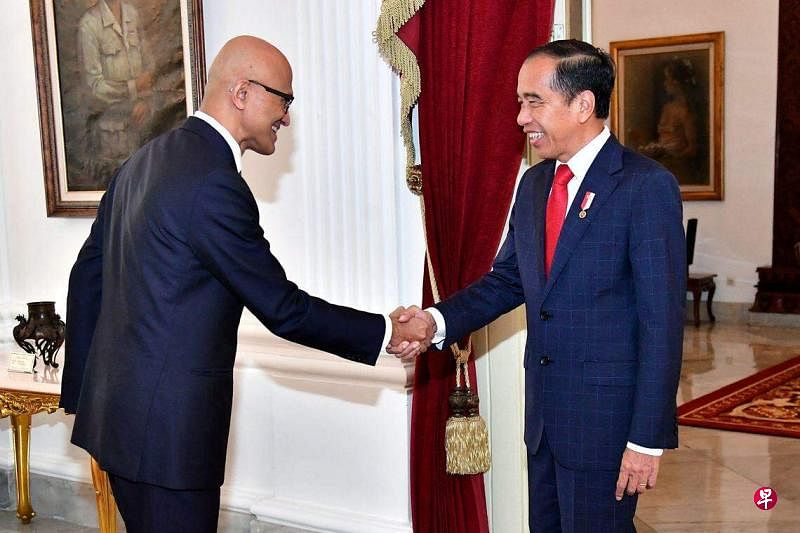 印尼总统佐科（右）4月30日在雅加达独立宫迎接微软首席执行官萨蒂亚·纳德拉。（法新社）