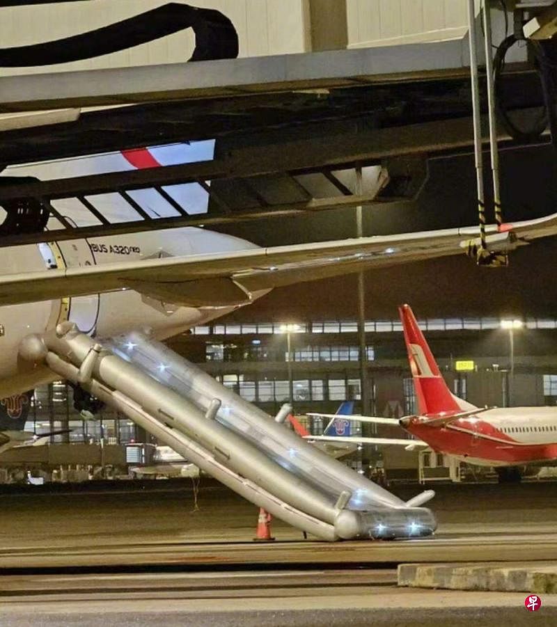 中国东方航空一客机星期天在停机坪上应急滑梯突然被放出。（互联网）