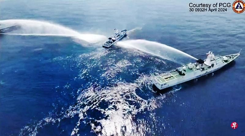 菲律宾海岸警卫队星期二（4月30日）公布的视频显示，两艘中国海警船在斯卡伯勒浅滩（中国称黄岩岛）附近的南中国海争议海域，用高压水炮夹击一艘菲律宾海岸卫队船艇，导致船艇受损。（法新社）