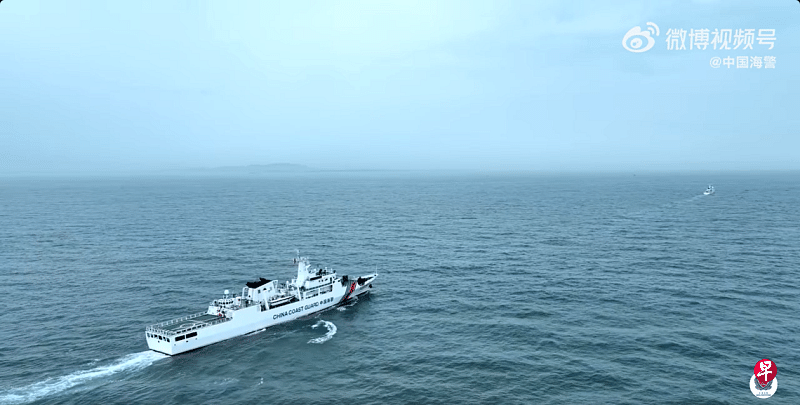 继上个月后，中国大陆星期一（4月29日）再度公布海警船在金门水域执法巡查的画面。（中国海警微博）