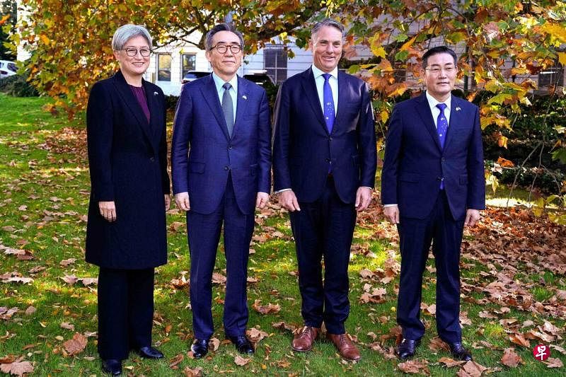 （左起）澳洲外长黄英贤、韩国外长赵兑烈、澳洲副总理兼防长马勒斯和韩国防长申源湜，5月1日在墨尔本举行2+2会议。（法新社）